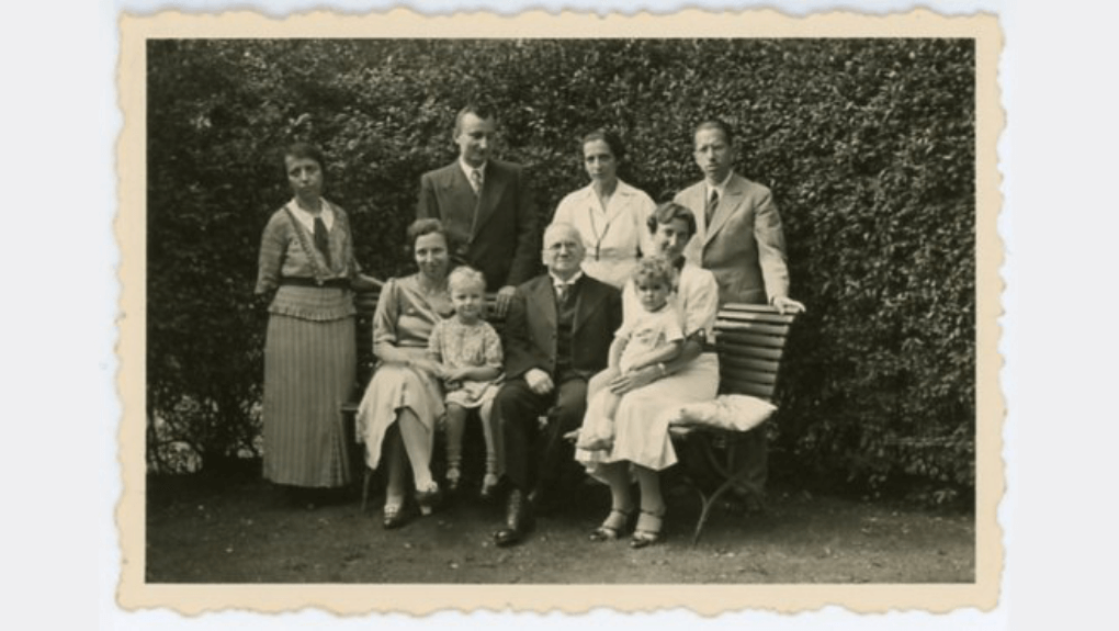 The Chodziesner family who fled Germany at the start of World War II. Georg (back row, right) came to Australia on the HMT Dunera in 1940, eventually joining the Australian Army to assist in the war effort. Photo credit: Reproduced courtesy of the Jewish Museum of Australia.